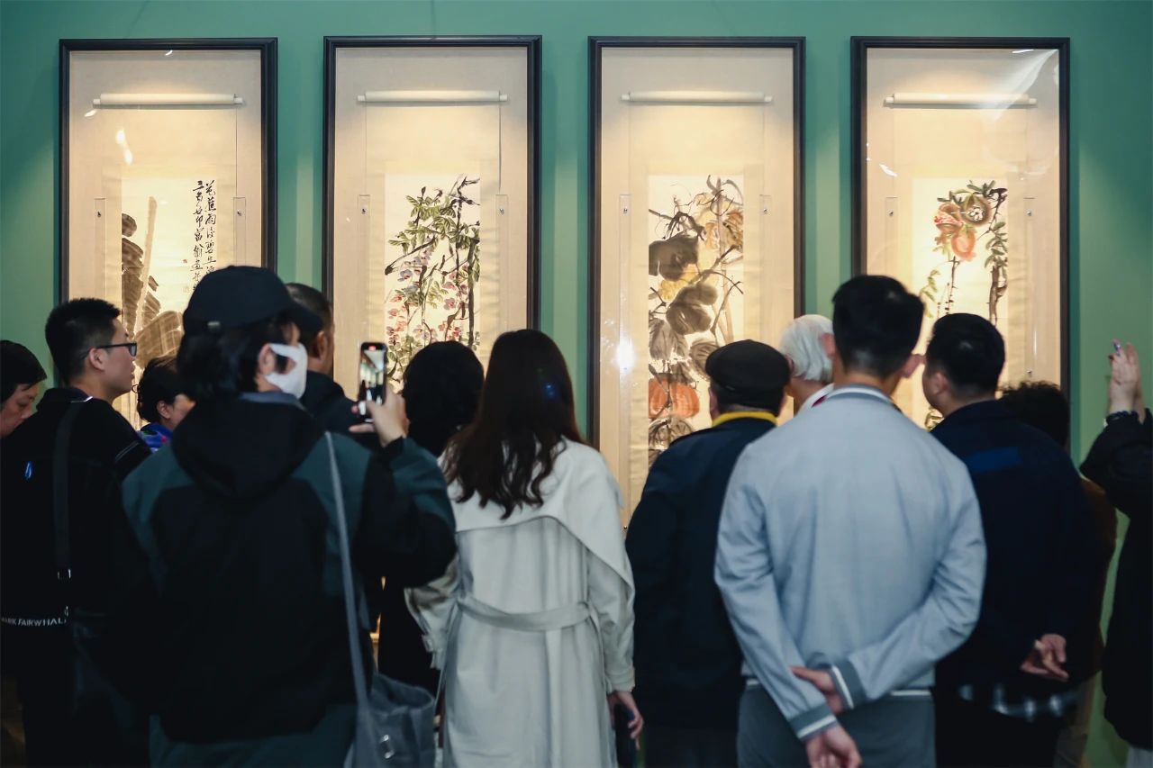 观众参观展览