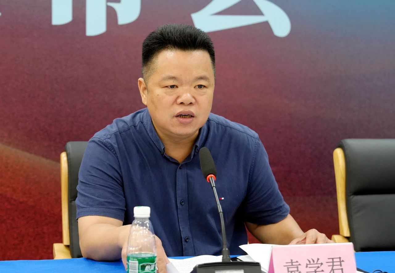 中国国家画院办公室主任袁学君发言