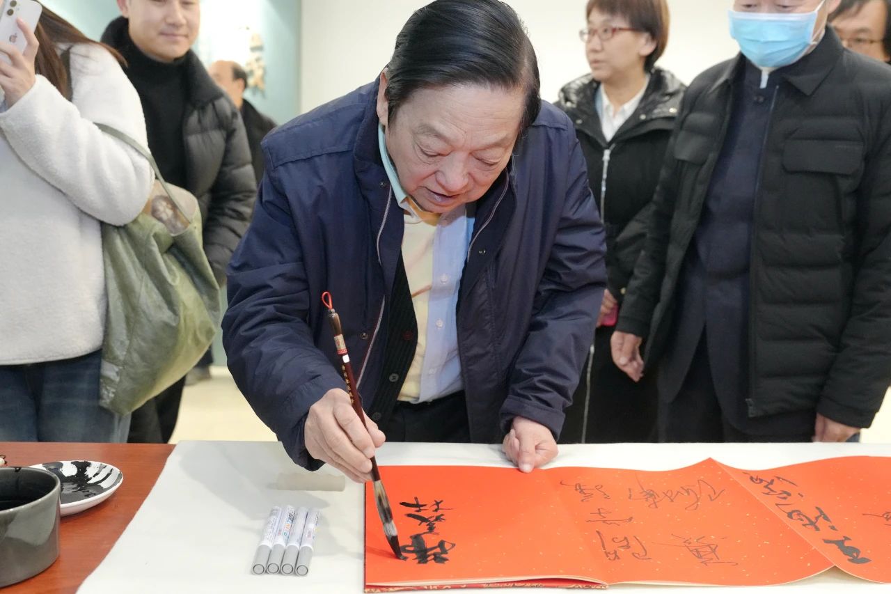 韩美林签字