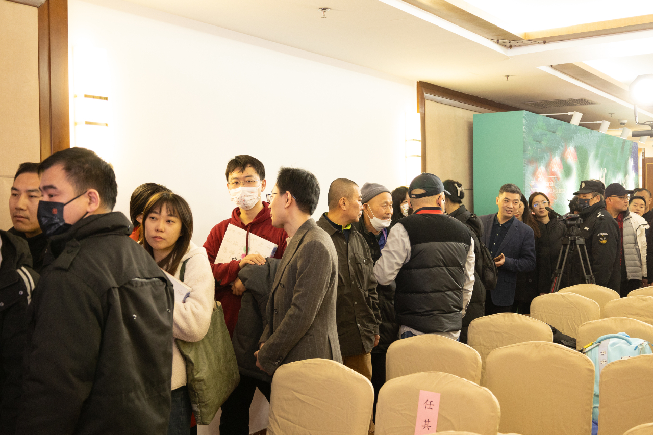 排队请韩美林签书
