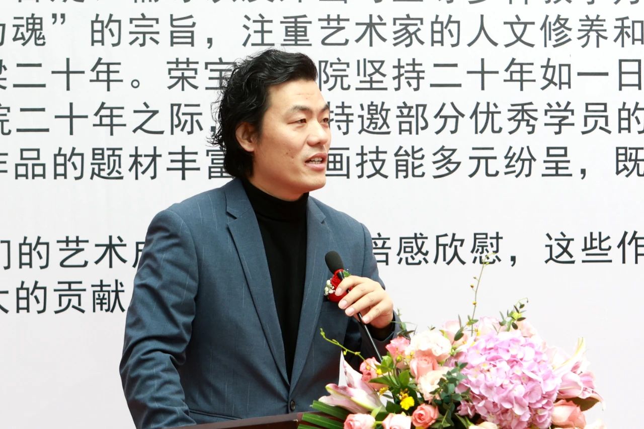 一耕美术馆执行馆长邢之主持开幕式